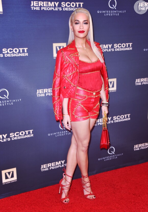Rita Ora também apostou em look Moschino. A cantora escolheu short, top, jaqueta, sandálias e bolsa vermelhos para a première do filme 'Jeremy Scott: The people's designer', nos EUA