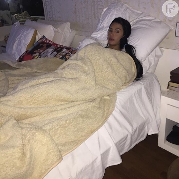 Gracyanne Barbosa está com dengue. A modelo publicou em seu Instagram uma foto deitada na cama e pediu oração a seus fãs