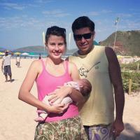 Debby Lagranha viaja para Búzios com a filha recém-nascida e curte dia de sol