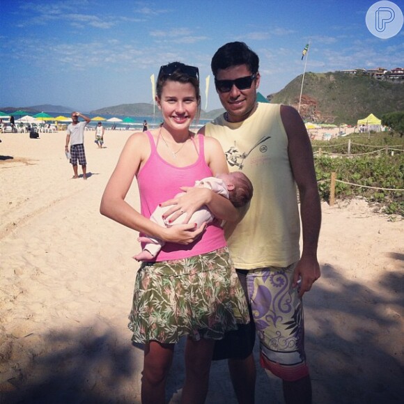 Debby Lagranha curte dia de sol em Búzios, no litoral do Rio de Janeiro, com a filha, Maria Eduarda, e o marido, Leandro Franco. A foto foi publicada no Instagram em 19 de julho de 2013