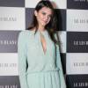 Kendall Jenner veio ao Brasil participar de um evento da Le Lis Blanc, em maio de 2015. O mesmo vestido usado pela modelo custa R$ 2.998 e pode ser alugado na cor vermelha por R$ 500