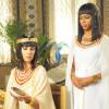 Nefertari (Camila Rodrigues) fica assustada ao encontrar vários piolhos em um pote