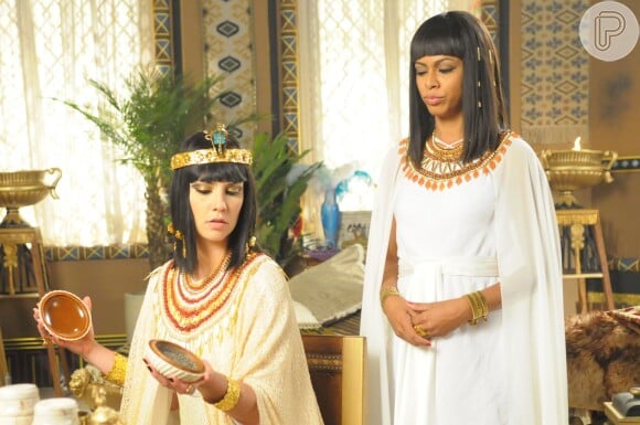 Nefertari (Camila Rodrigues) fica assustada ao encontrar vários piolhos em um pote