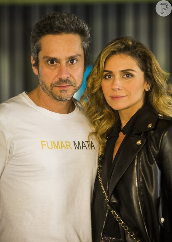 Romero (Alexandre Nero) é roubado por Atena (Giovanna Antonelli) e não desconfia da loira, na novela 'A Regra do Jogo', em 15 de setembro de 2015