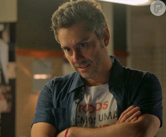Romero (Alexandre Nero) acusa Ascânio (Tonico Pereira) de tê-lo roubado e o expulsa da fundação, na novela 'A Regra do Jogo'