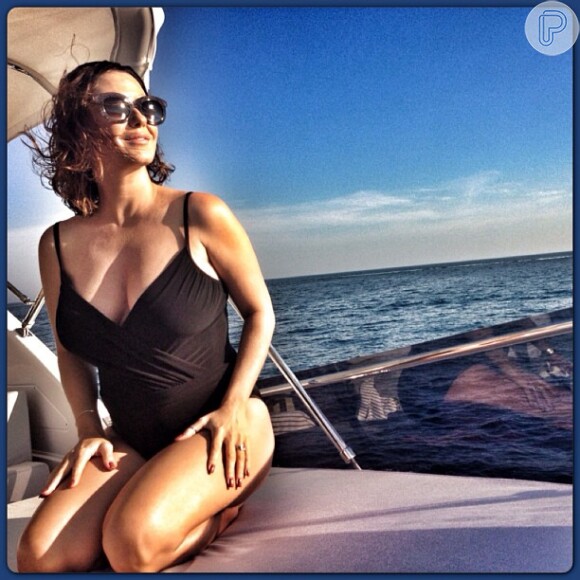 Guilhermina compartilhou com seus seguidores do Instagram o barrigão de 5 meses. A atriz posou de maiô em maio