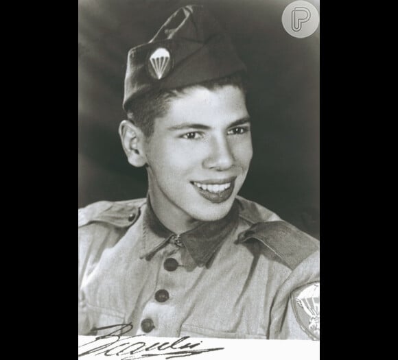 Aos 18 anos, Silvio Santos serviu ao Exército e ingressou no grupo de paraquedistas em 1948. Nas forças armadas, ele era conhecido como soldado Abravanel; foto de 1948