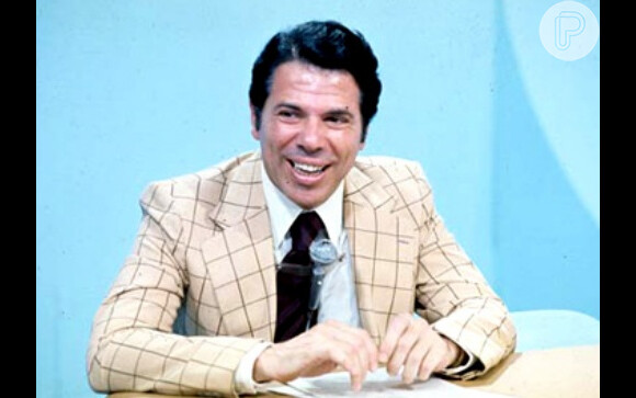 Uma das marcas registradas de Silvio Santos é o microfone pendurado pelo pescoço e sobre a gravata. O apresentador começou a usar o aperelho desta forma na década de 1960, pois antigamente eles eram muito pesados, mas ele continou assim até hoje