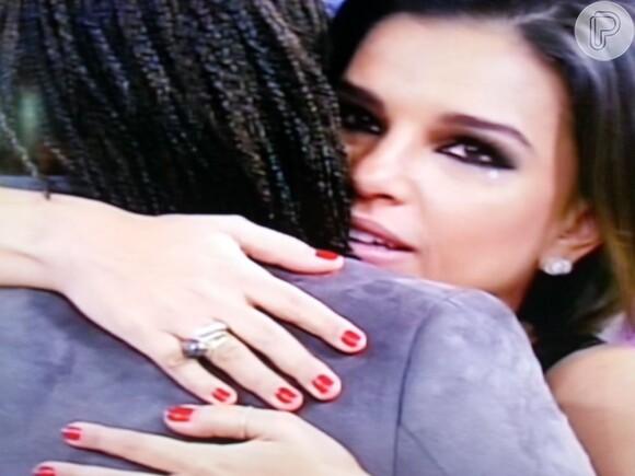 Mariana Rios, emocionada, dá um abraço em Milton Nascimento
