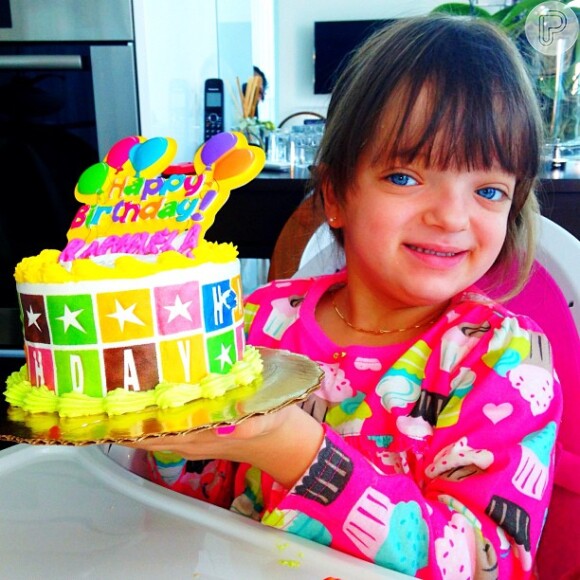 Rafaella Justus poa com bolo de aniversário