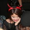 Selena Gomez comemora seu aniversário com uma tiara de diabinha, em 21 de julho de 2013