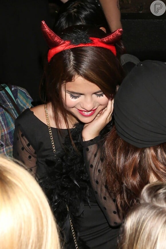 Selena Gomez comemora seu aniversário com uma tiara de diabinha, em 21 de julho de 2013