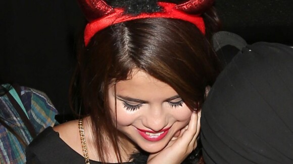Selena Gomez comemora aniversário vestida de diabinha e ganha bolo personalizado