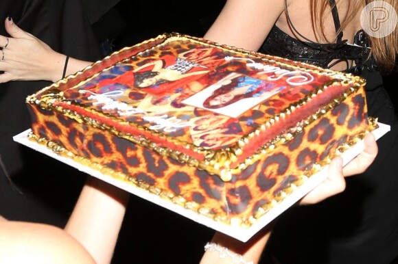 Selena Gomez ganha bolo de aniversário personalizado