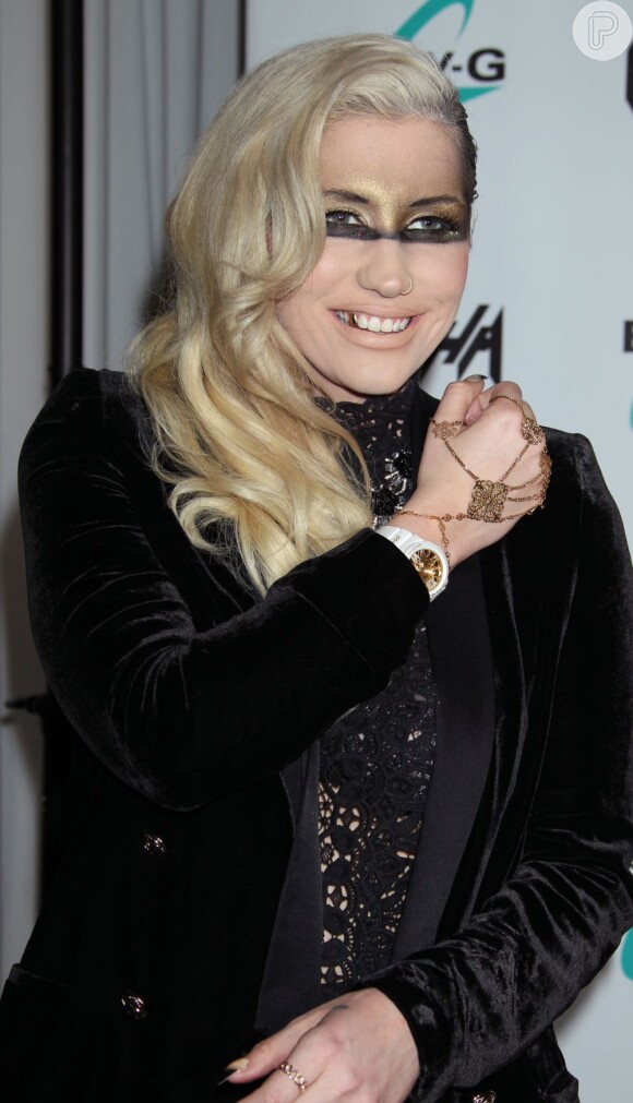 A cantora Kesha fez um implante de dente de ouro em seu canino superior direito, em agosto de 2010