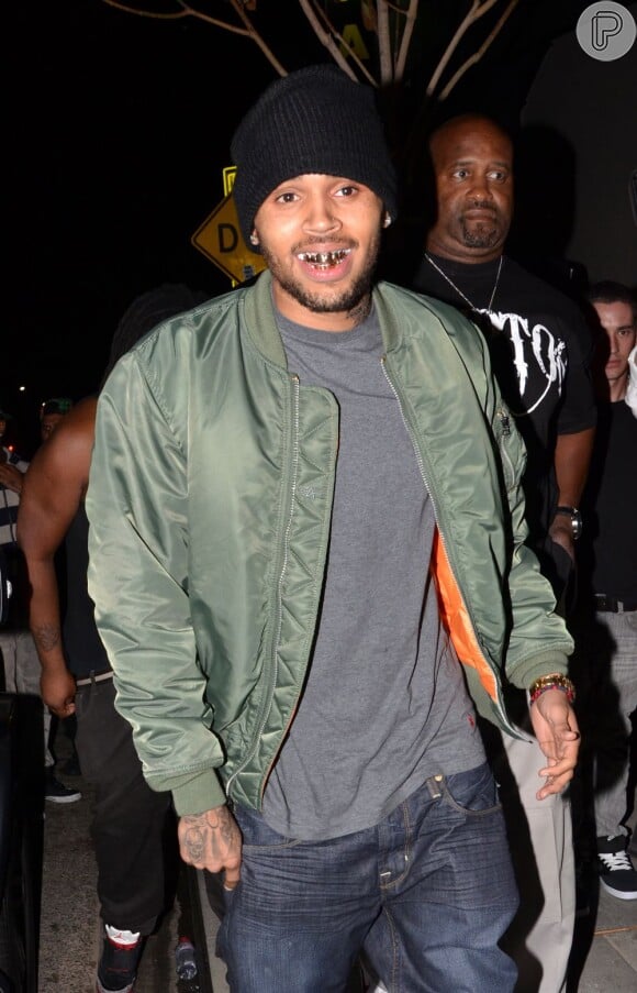 Em 2012, Chris Brown foi flagrado com um sorriso de ouro, com todos os dentes encapados