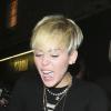Miley Cyrus escolheu um grillz diferente do que as celebridades estão usando. O da cantora cobre por inteiro apenas os caninos inferiores