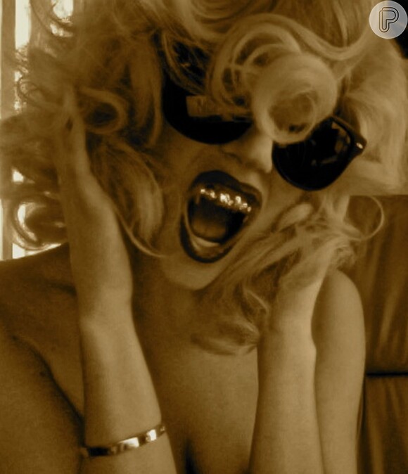 A cantora Lady Gaga também já postou no Twitter uma foto usando 'dentes de ouro'