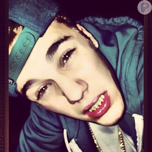 Justin Bieber compartilhou com seus fãs uma foto em seu Instagram usando o grillz nos dentes inferiores e escreveu a legenda: 'Às vezes eu me sinto brilhar'. O acessório é fixado nos dentes com um molde de silicone e coberto de ouro. A foto foi publicada no dia 19 de julho de 2013