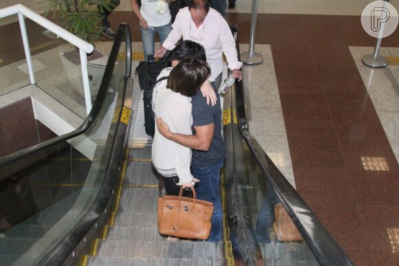 O casal foi flagrado namorando no aeroporto em 25 de maio de 2013