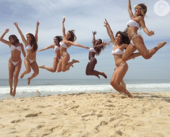As coleguinhas do Caldeirão mostram que estão em forma durante a gravação, em praia do Rio