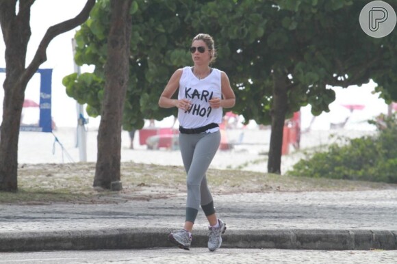 Flávia Alessandra corre na orla da praia da Barra da Tijuca, na zona oeste do Rio, em 11 de dezembro de 2012