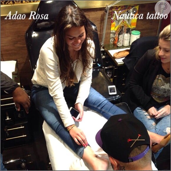 Bruna Marquezine faz tatuagem no tornozelo