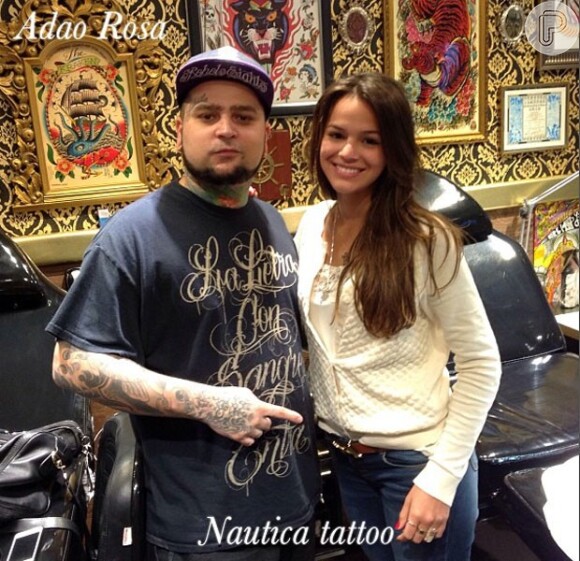 Bruna Marquezine faz nova tatuagem com o tatuador de Neymar, Adão Rosa, em 25 de julho de 2013