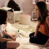 Paloma (Paolla Oliveira) está com Paulinha (Klara Castanho) quando a garota fica menstruada pela primeira vez e lhe explica tudo sobre o assunto, em cena de 'Amor à Vida'