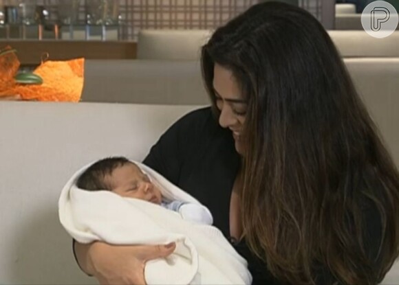 Juliana Paes apresenta seu segundo filho, Antônio, no programa "Fantástico", da TV Globo