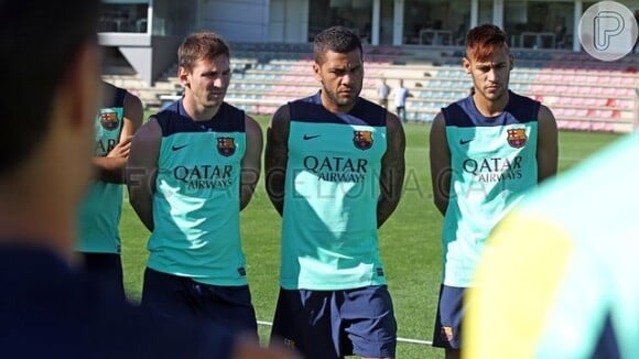 Neymar ouviu as instruções do técnico Gerardo 'Tata' Martino ao lado do amigo Daniel Alves