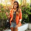 Bruna Marquezine usa blazer laranja e blusa em animal print