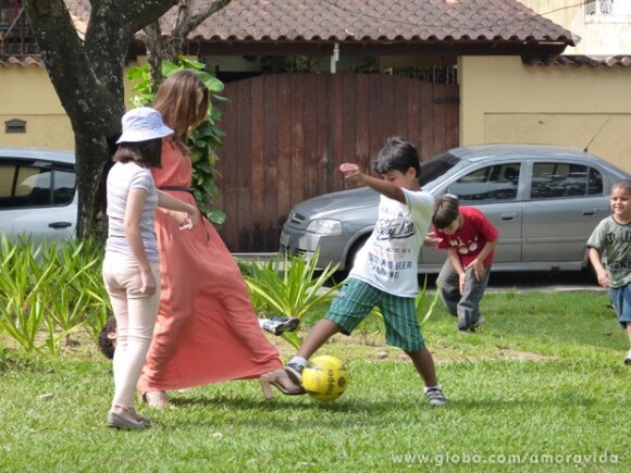 Paolla Oliveira joga futebol em gravação de 'Amor à Vida'