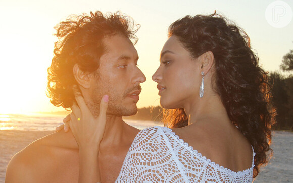 Lino (José Henrique Ligabue) e Taís (Débora Nascimento) posaram juntos para um ensaio fotográfico e rolou um clima, em 'Flor do Caribe'