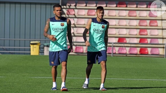 Neymar colou no também brasileiro Daniel Alves no seu primeiro treino com bola com a equipe do Barcelona