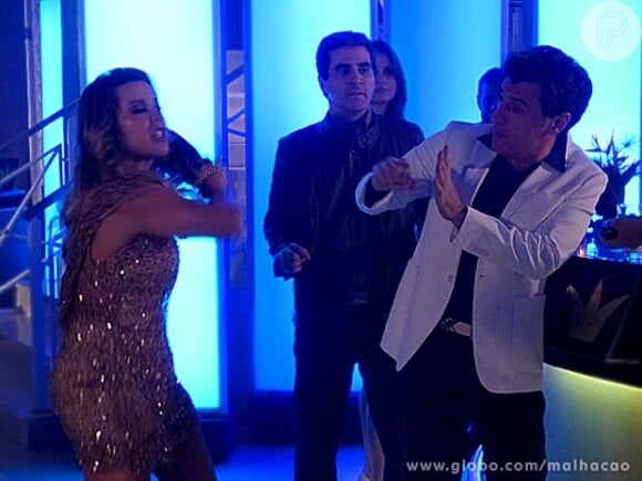 Bernadete (Fernanda Souza) bate no marido, Caetano (Paulo Betti) em 'Malhação'