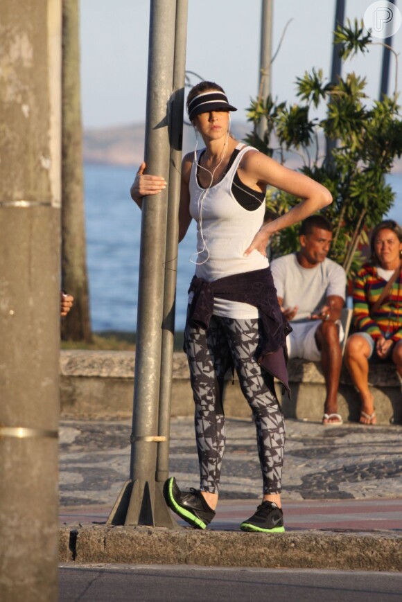 Luana Piovani aproveitou o tempo livre dos ensaios do quadro 'Dança dos Famosos' para se exercitar na praia