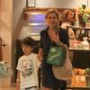 Adriana aproveitou a tarde de folga de 'Avenida Brasil' em abril de 2012 para passear pelo shopping com o caçula, Vicente