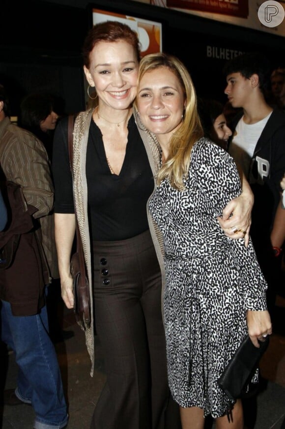 Adriana e amiga Julia Lemmertz prestigiando a peça 'Arte' em maio de 2012