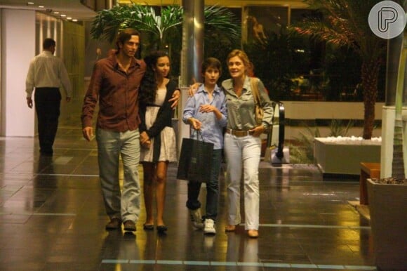 Adriana e Vladimir saem para jantar com os filhos mais velhos, Felipe e Agnes, em shopping da zona sul do Rio no dia 12 de agosto de 2011