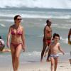 Adriana Esteves aproveitou o domingo de sol do dia 12 de outubro 2010 para curtir a praia com o filho caçula, Vicente