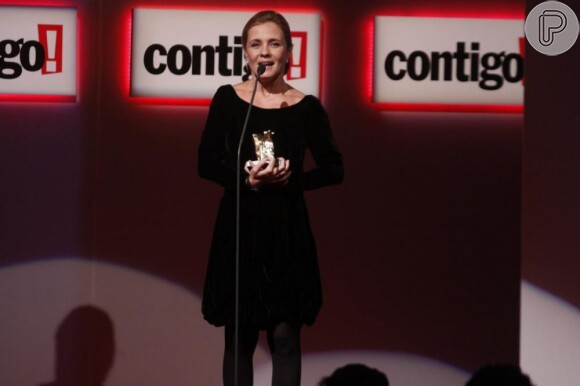 Adriana Esteves recebeu o Prêmio Contigo! de TV de 2011 pela participação na minissérie 'Dalva e Herivelto'. O evento aconteceu no dia 17 de abril de 2011