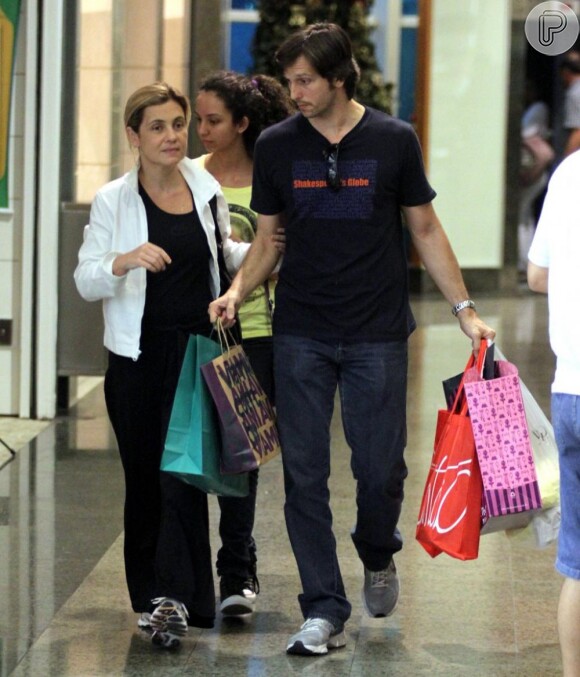 Após o sucesso de Carminha, a atriz vai ao shopping com o marido e a enteada fazer compras; registro de 19 de novembro de 2012