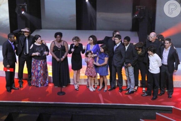 Elenco de 'Avenida Brasil' posa no palco para receber o troféu de melhor novela no Prêmio Extra de Televisão em 27 de novembro de 2012