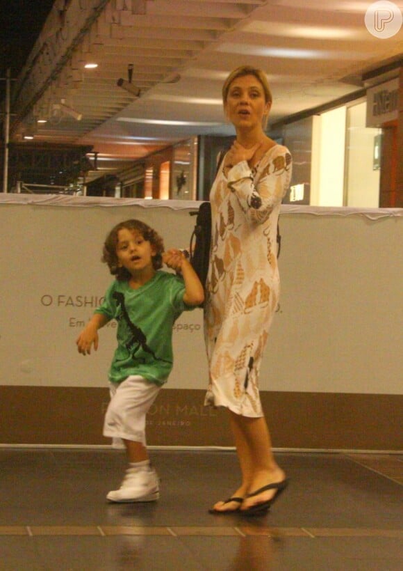 Sempre que pode, a atriz vai passear no shopping com o caçula, Vicente. A foto foi tirada no dia 15 de abril de 2011