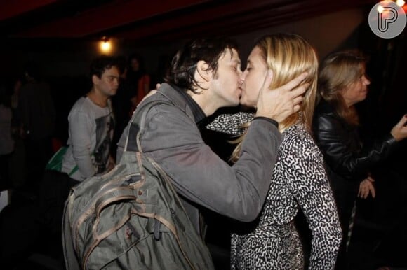 Um beijo do casal após a apresentação da peça 'Arte' no dia 17 de maio de 2012