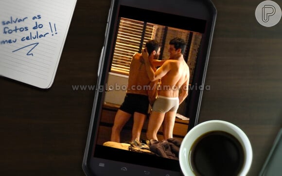 Félix (Mateus Solano) e Anjinho (Lucas Malvacini) são fotografados em momento íntimo, em 'Amor à Vida'