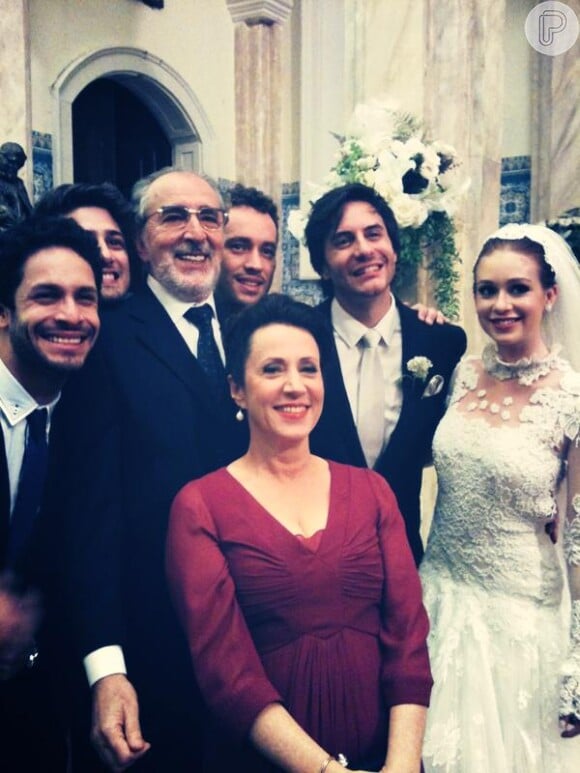 Nicole (Marina Ruy Barbosa) posa ao lado de Thales (Ricardo Tozzi) e os convidados de seu casamento, em cena de 'Amor à Vida'