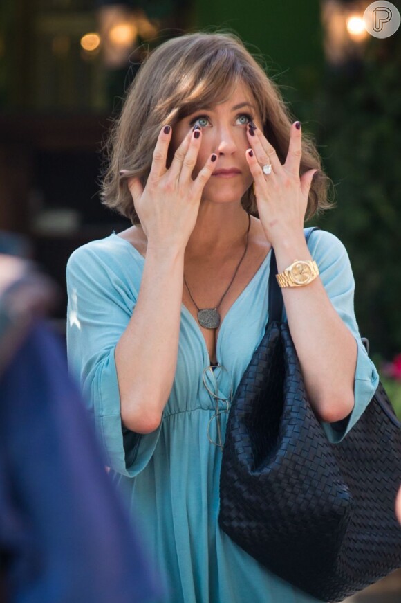 Jennifer Aniston usa peruca durante filmagem