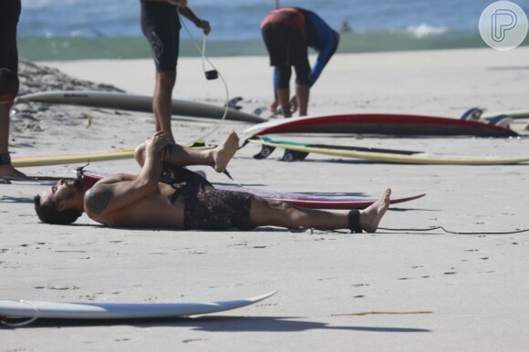 Paulinho Vilhena se alonga antes de surfar